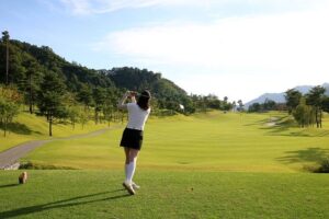 woman golfing