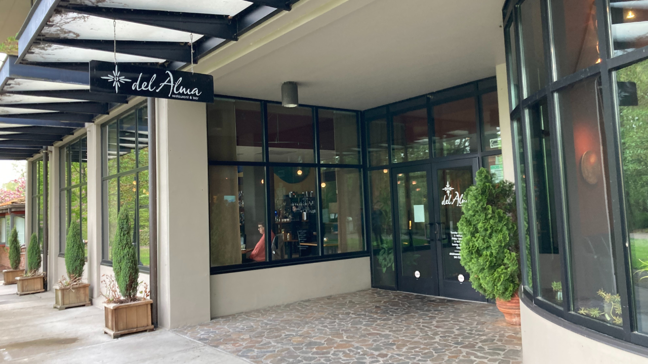 Exterior view of Del Alma restaurant in downtown Corvallis