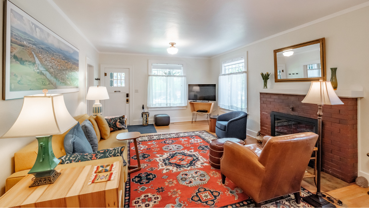 Living room Campus Cottage vacation rental in Corvallis near Oregon State University
